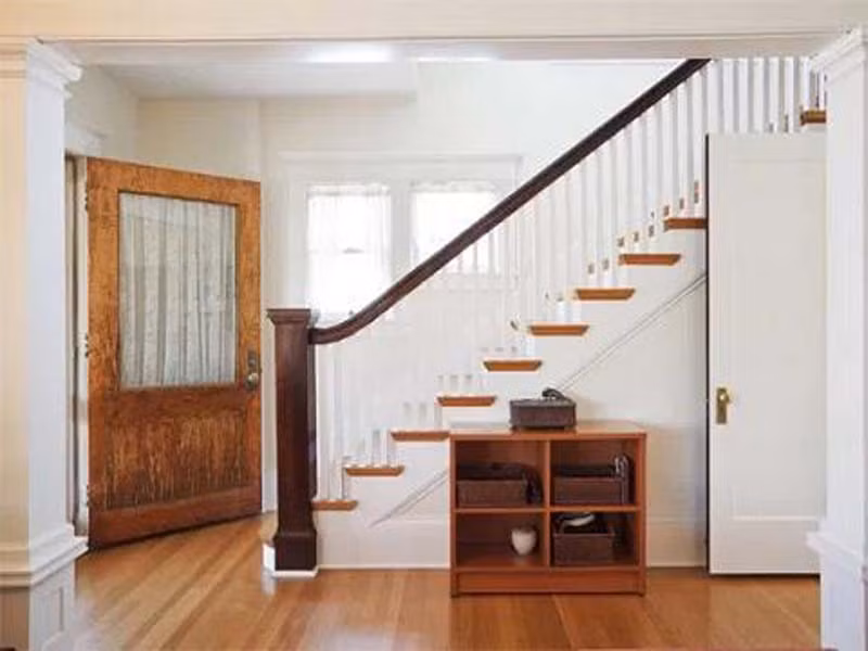 Ngoài ra, cũng không nên thiết kế cầu thang đối diện cửa chính bởi nguồn năng lượng tốt của gia đình có thể chạy đến những tầng thấp hơn hoặc cao hơn.