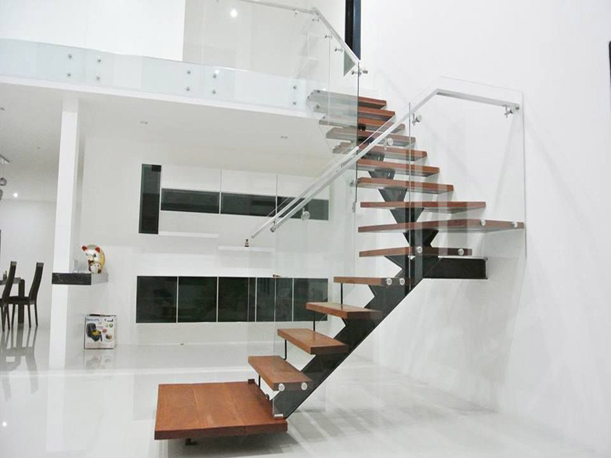 Cầu thang, phòng tắm đặt ở vị trí trung tâm nhà được coi là điều đại kỵ khi thiết kế nhà. Bởi cầu thang, phòng ngủ ở vị trí trung tâm sẽ bị ảnh hưởng bởi những nguồn năng lượng xấu, ảnh hưởng đến tiền của, tài lộc.