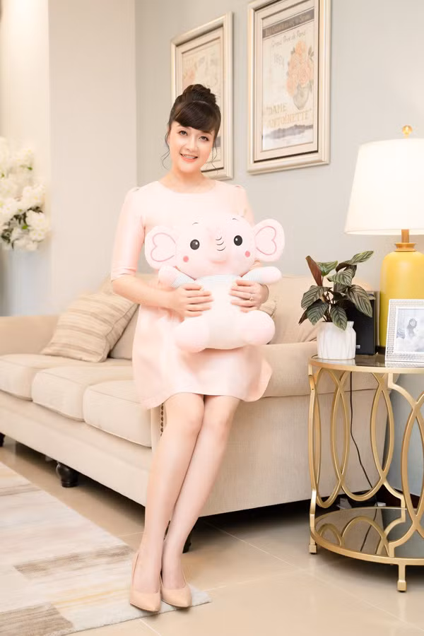 Đã bước sang tuổi 45 nhưng "bà Táo" Vân Dung vẫn giữ được sự tươi tắn, rạng rỡ. Không chỉ vậy, chị còn có làn da trắng mịn màng cùng vóc dáng gọn gàng, gợi cảm. Ngoại hình trẻ trung hơn tuổi của Vân Dung khiến nhiều người ngưỡng mộ.