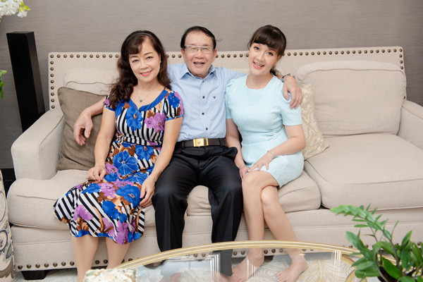 Nghệ sĩ Vân Dung bên bố mẹ.