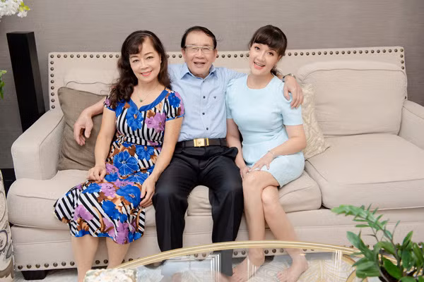 Nghệ sĩ Vân Dung bên bố mẹ.