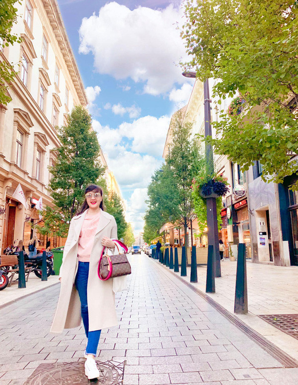 Cô không nhắc đến chuyện gia đình mà chỉ muốn tập trung toàn sức cho công việc. Ở tuổi 45, Vân Dung vẫn khiến khán giả tò mò về cuộc sống hôn nhân