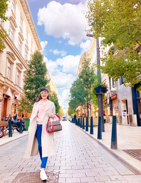 Cô không nhắc đến chuyện gia đình mà chỉ muốn tập trung toàn sức cho công việc. Ở tuổi 45, Vân Dung vẫn khiến khán giả tò mò về cuộc sống hôn nhân