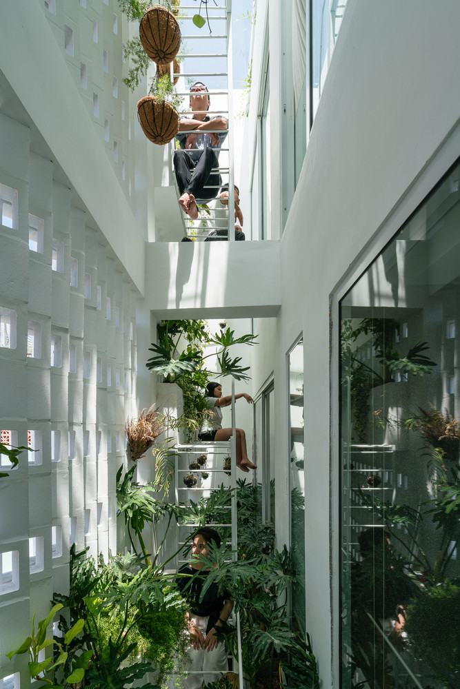 Khu vườn này đóng vai trò điều hòa không khí tự nhiên, giúp không khí mát và sạch hơn cũng như giảm nhiệt do bức xạ mặt trời.