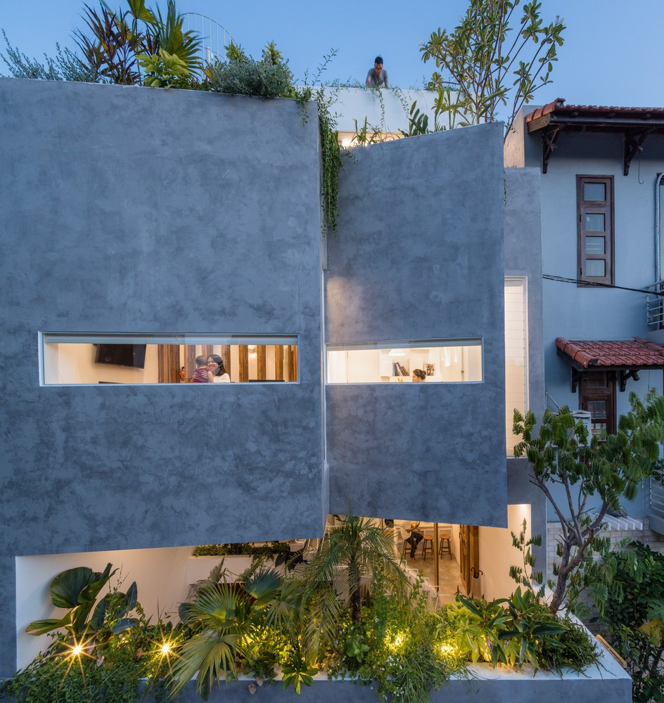 Kiểu nhà này đứng trước nguy cơ thiếu không khí và ánh sáng. Ngoài ra, Huế là một trong những nơi có lượng mưa lớn nhất Việt Nam. Với những đặc trưng này, kiến trúc sư chọn cách “xếp lớp”, tạo khe hở thông gió như cách người thợ mộc làm cửa lam.