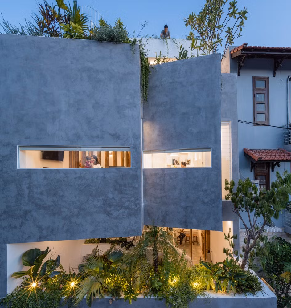 Kiểu nhà này đứng trước nguy cơ thiếu không khí và ánh sáng. Ngoài ra, Huế là một trong những nơi có lượng mưa lớn nhất Việt Nam. Với những đặc trưng này, kiến trúc sư chọn cách “xếp lớp”, tạo khe hở thông gió như cách người thợ mộc làm cửa lam.