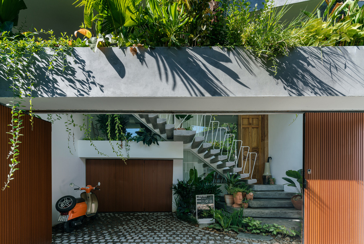 Sau cổng là khoảng sân rộng so với một ngôi nhà phố.