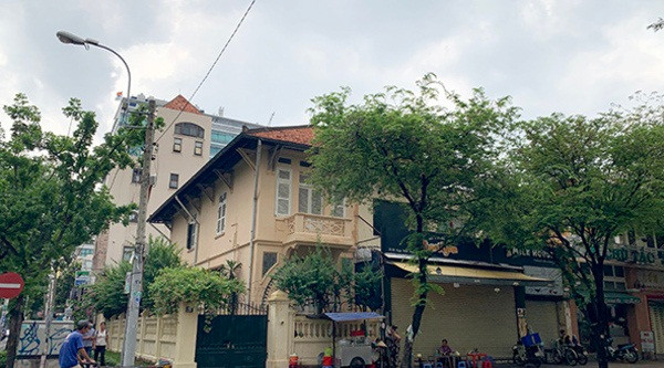 Chủ các biệt thự cũ này phải giữ nguyên hình dáng kiến trúc bên ngoài, cấu trúc bên trong, mật độ xây dựng, số tầng và chiều cao. Không được phá dỡ nếu chưa hư hỏng nặng hoặc có nguy cơ sụp đổ theo kiểm định của Sở Xây dựng. Ảnh: Vietnamnet