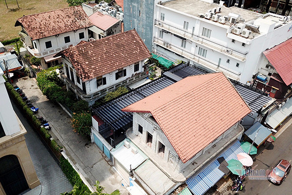 Trên đường Ngô Thời Nhiệm, phường 6, quận 3 có 3 biệt thự cũ nằm sát nhau tại địa chỉ số 11; 13 và 15 Ngô Thời Nhiệm. Ảnh: Vietnamnet.