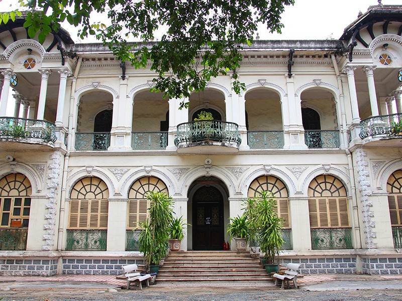 Kiến trúc của ngôi dinh thự phong cách Art Deco và Art Nouveau -một nét kiến trúc độc đáo của Sài Gòn trước đây. Ảnh: Plo.