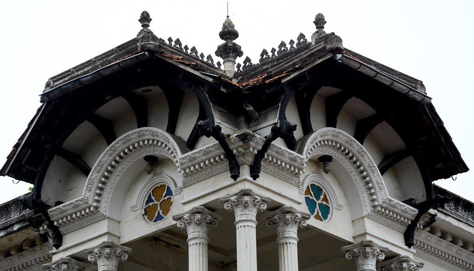 Hiện, tòa dinh thự cổ đang trong quá trình trùng tu. Ảnh: Zing.