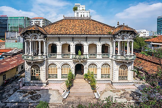 Tòa nhà có 3 lối vào, 2 cổng chính trên đường Võ Văn Tần và 1 cổng phụ trên đường Bà Huyện Thanh Quan. Không gian sử dụng bao gồm 2 tầng lầu, tổng diện tích 1.780m2, được thiết kế theo hướng Bắc-Nam. Ảnh: Saigondautu.