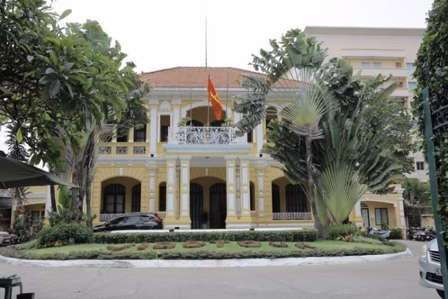 Một biệt thự cổ còn được giữ lại nguyên vẹn kiến trúc ngày đầu trên đường Nam Kỳ Khởi Nghĩa, quận 3. Ảnh: Sgtiepthi. Video: Dân Sài thành ‘tiếc’ biệt thự Pháp bị phá dỡ. Nguồn: VTC14