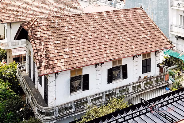 Trong đó, biệt thự cũ số 11 và 13 Ngô Thời Nhiệm được xếp vào nhóm 1. Chủ sở hữu biệt thự nhóm 1 không được làm thay đổi nguyên trạng ban đầu của biệt thự cũ. Ảnh: Vietnamnet.