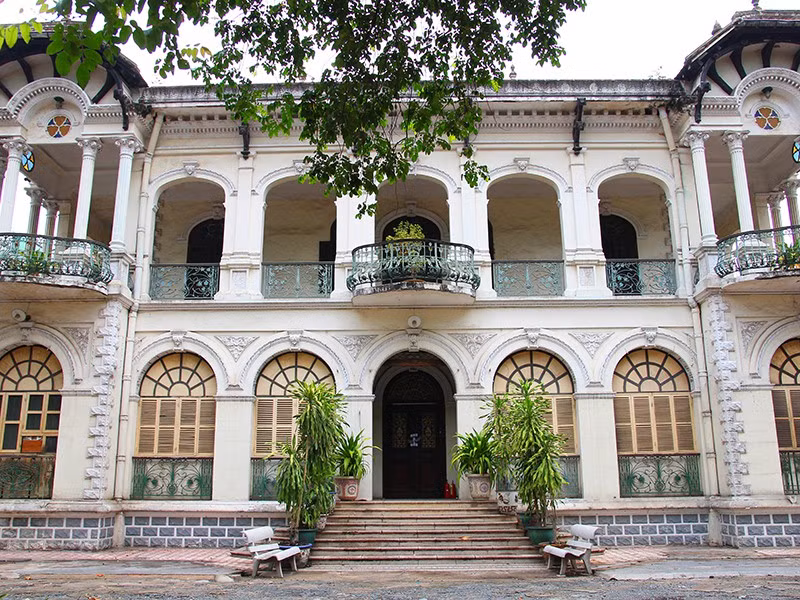 Kiến trúc của ngôi dinh thự phong cách Art Deco và Art Nouveau -một nét kiến trúc độc đáo của Sài Gòn trước đây. Ảnh: Plo.