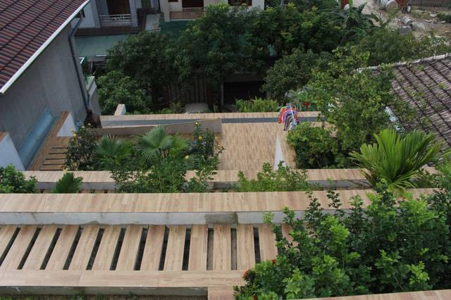Giữa các bậc trên mái được ngăn cách bởi hệ thống thoát nước để tránh ngập úng cho cây. Ảnh: H&amp;P Architects.