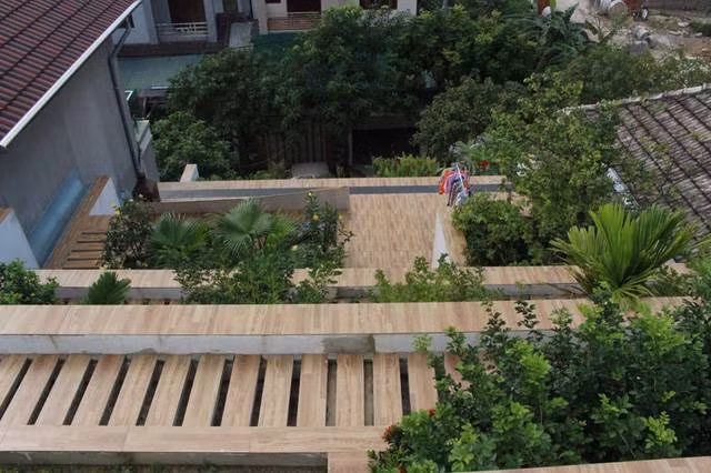 Giữa các bậc trên mái được ngăn cách bởi hệ thống thoát nước để tránh ngập úng cho cây. Ảnh: H&amp;P Architects.