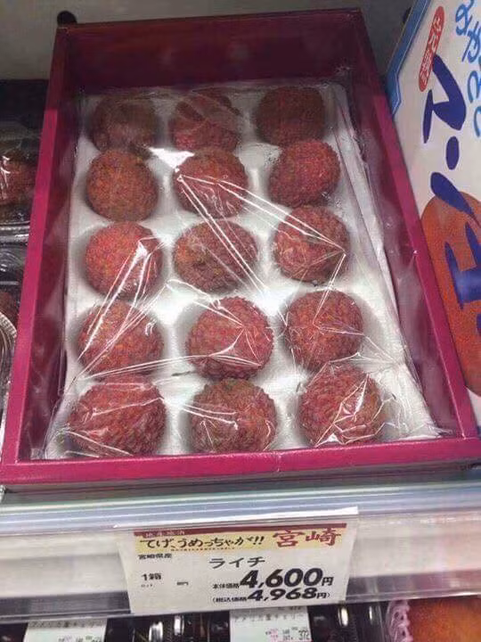 Quy ra tiền Việt Nam khoảng 400.000 đồng, cộng thêm thuế thì 12 quả vải này có giá khoảng 430.000 đồng. Ảnh: Facebook.