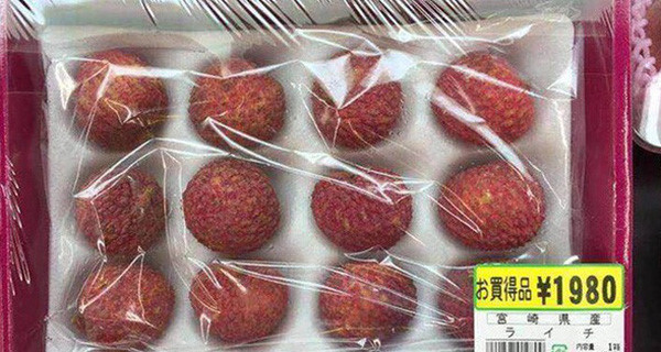 Cách đây khoảng 3 năm, du học sinh tu nghiệp tại Nhật Bản từng bắt gặp trong siêu thị bán quả vải thiều của Việt Nam với giá 1.980 Yên Nhật (12 quả). Ảnh: Vietnamnet.