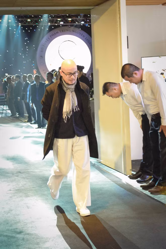 Chiều tối 16/6/2018, ông bất ngờ có mặt ở sự kiện kỷ niệm thành lập thương hiệu và ra mắt hệ sản phẩm cà phê mới. Ông cũng khiến nhiều người ngạc nhiên khi mặc áo khoác dài đen, quần vải trắng rộng thùng thình, cổ quấn khăn rằn, chắp hai tay sau lưng, xưng “qua” và gọi những người xung quanh là những “anh chị em” của mình.