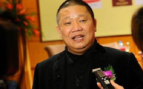 Vị đại gia còn khá thoải mái tiết lộ cụ thể những công việc của mình khi ở trên núi. Theo đó, 3 giờ sáng ông dậy tập công phu đến 5-6 giờ, cuộc sống an lành và vui.