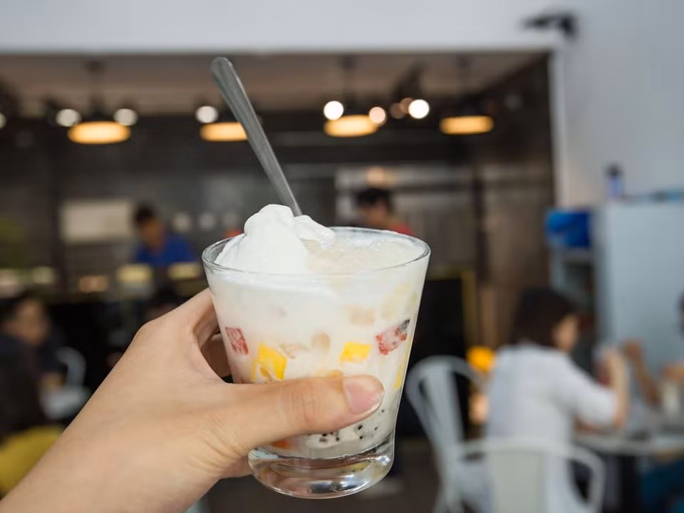 Sữa chua trân châu ngoài thành phần chính là sữa chua kết hợp với phần cốt dừa béo ngậy kèm với trân châu nó còn được kết hợp với nhiều loại topping khác như thạch, cà phê...