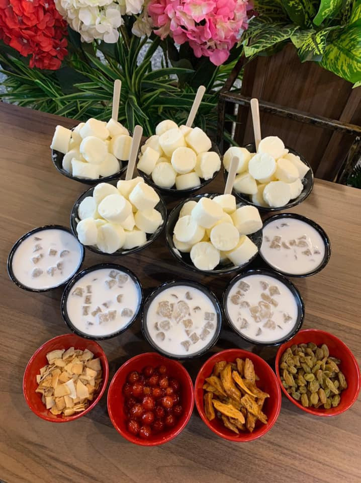 Nhờ kết hợp với những hạt trân châu tươi rất mềm, nước cốt dừa thơm ngậy, món sữa chua trân châu có được hương vị hấp dẫn và mới lạ.