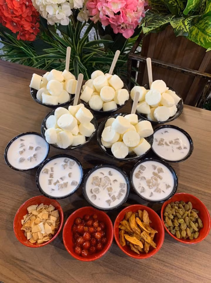 Nhờ kết hợp với những hạt trân châu tươi rất mềm, nước cốt dừa thơm ngậy, món sữa chua trân châu có được hương vị hấp dẫn và mới lạ.