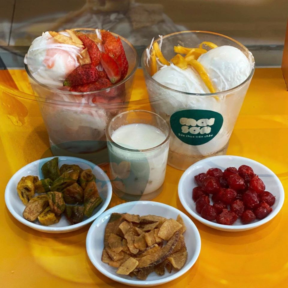 Theo Dương, một điểm hấp dẫn nữa của món sữa chua mới lạ này giá thành hợp túi tiền, chỉ khoảng 20.000 đồng/ly trong khi trà sữa giá từ 50.000 - 80.000 đồng.