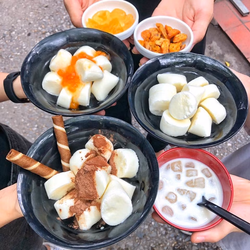 Bạn Ánh Dương (Bắc Ninh) cho biết, sữa chua trân châu là sự kết hợp lạ lẫm từ những nguyên liệu vốn rất quen thuộc song mang đến món ăn độc đáo rất được lòng giới trẻ.