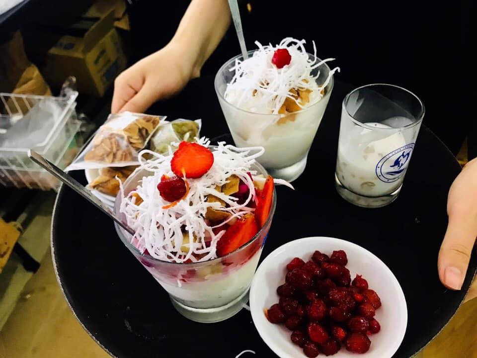 Thay vì trà sữa trân châu hay trà chanh bụi phố, gần đây ngồi vỉa hè chém gió với ly sữa chua trân châu mát lạnh đang là trend của giới trẻ.