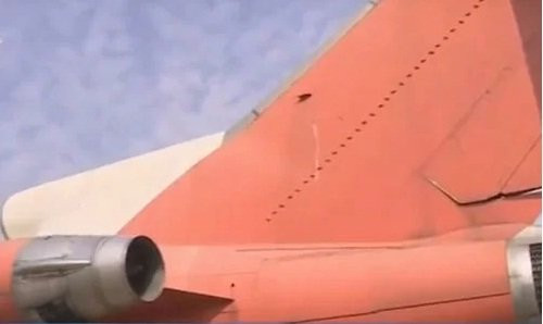 Nước sơn của máy bay từ màu đỏ đã chuyển thành màu cam và han gỉ nhiều chi tiết. Ảnh: Vnexpress