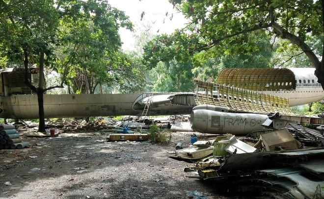 Đến tháng 6/2015, chiếc máy bay chính thức bị “xẻ thịt” và vận chuyển đi nơi khác. Ảnh: Zing. Video: Boeing 787-9 Dreamliner về chung nhà với Bamboo Airways. Nguồn: VTC Now