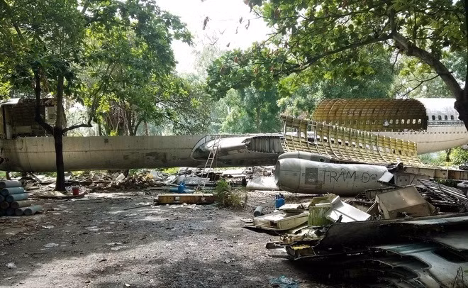 Đến tháng 6/2015, chiếc máy bay chính thức bị “xẻ thịt” và vận chuyển đi nơi khác. Ảnh: Zing. Video: Boeing 787-9 Dreamliner về chung nhà với Bamboo Airways. Nguồn: VTC Now