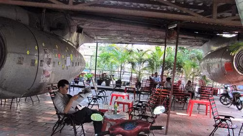 Toàn bộ động cơ, hệ thống điều khiển bị tháo dỡ để phục vụ công tác huấn luyện của Trung tâm Huấn luyện bay TP.HCM. Riêng phần khung chiếc Boeing được tận dụng để xây dựng quán cà phê Boeing. Ảnh: Công an Nhân dân Online