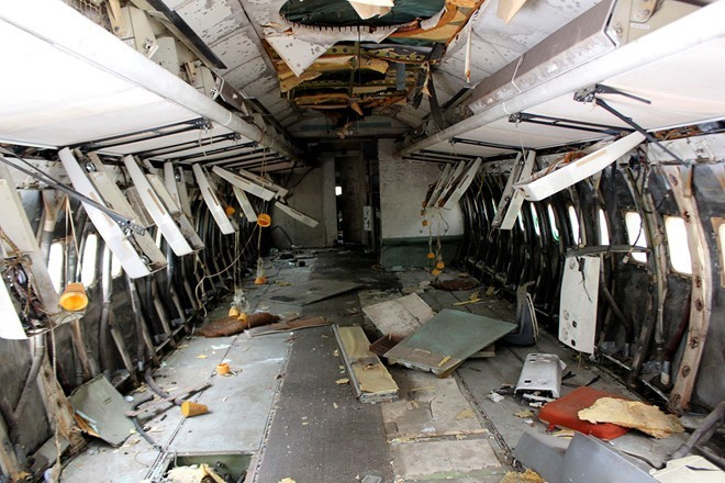 Đáng tiếc, khi quán cà phê không còn hoạt động, chiếc Boeing này chỉ còn nằm trơ trọi, tan hoang giữa bãi đất trống với xung quanh là cây cỏ um tùm. Ảnh: Zing.