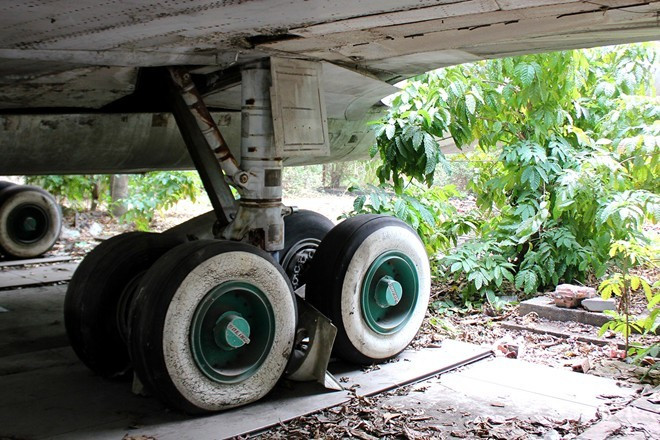 Trở về từ Hong Kong, máy bay được đổi số hiệu thành VN - A304 để kỷ niệm ngày thống nhất đất nước. Tuy nhiên, từ những năm 1980, chiếc Boeing này bị ngừng khai thác và được đưa về bãi đất trống trên đường Hồng Hà (quận Tân Bình, TP.HCM). Ảnh: Zing.