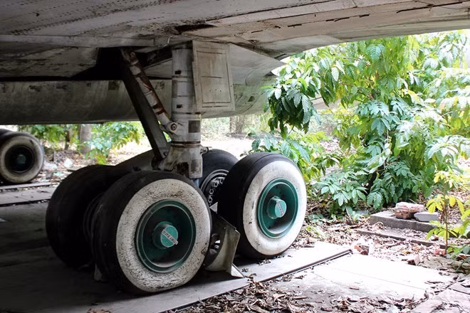 Trở về từ Hong Kong, máy bay được đổi số hiệu thành VN - A304 để kỷ niệm ngày thống nhất đất nước. Tuy nhiên, từ những năm 1980, chiếc Boeing này bị ngừng khai thác và được đưa về bãi đất trống trên đường Hồng Hà (quận Tân Bình, TP.HCM). Ảnh: Zing.