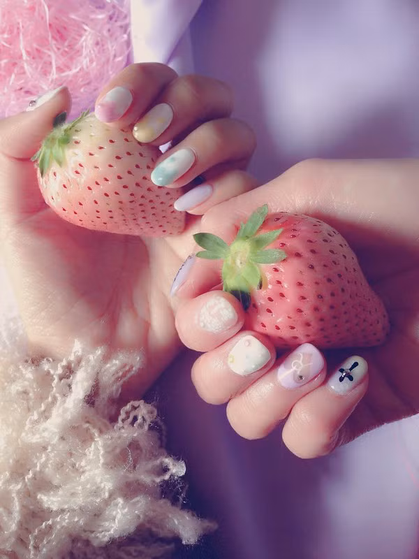 Dâu tây vị đào được bày bán đồng loạt trong các siêu thị ở quận Shinjuku, Tokyo cũng như các khu vực khác với mức giá 1.296 JPY (khoảng hơn 230.000 nghìn đồng).