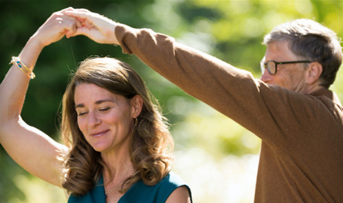 Gặp nhau tại nơi làm việc rồi nảy sinh tình cảm và kết hôn vào năm 1994, Bill Gates và có với nhau 3 người con.