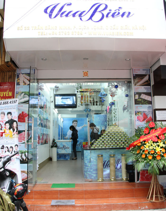 Tương tự, chuỗi nhà hàng Vua Biển của Đàm Vĩnh Hưng tập trung đẩy mạnh bán đồ đóng hộp, đóng gói online.