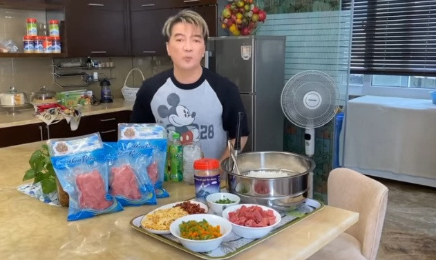 Đích thân Mr Đàm đã quay clip hướng dẫn chế biến, tư vấn mua hàng trên fanpage của chuỗi nhà hàng.