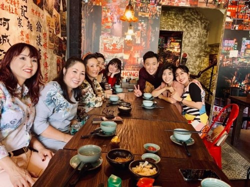 Nhà hàng A Mà kitchen của Trấn Thành cũng quyết định bán hàng online sau một thời gian nghỉ vì dịch bệnh.