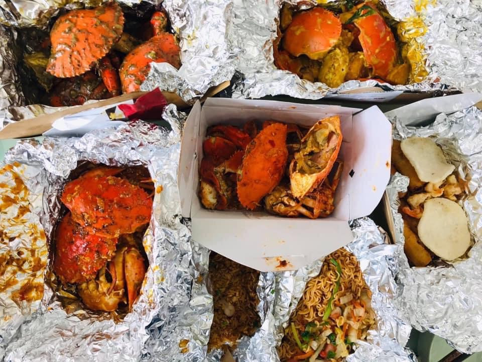 Đại diện Vua Cua cho biết, không phải lúc nào nhà hàng cũng có combo "xịn" với giá mềm, combo cua gồm 3 con cua và 2 món ăn kèm chỉ với giá 349.000 đồng, combo tôm hùm xanh gồm 3 con tôm thêm 2 món ăn kèm cũng ở mức 590.000 đồng.