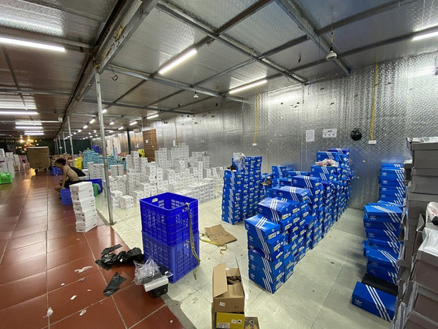 Tổng cục QLTT đánh giá, đây là hoạt động có đường dây, ổ nhóm được bố trí chuyên nghiệp, tổ chức thành các nhóm chuyên môn hóa từng khâu, phân công giữa các thành viên phối hợp nhịp nhàng. Hiện, hàng trăm nghìn sản phẩm giả mạo nhãn hiệu, nhập lậu tại kho hàng đã bị thu giữ và kiểm đếm để xử lý theo quy định. Ảnh: Báo Công thương