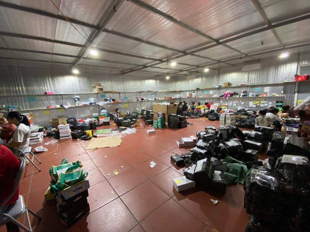 Theo nhận định của cơ quan chức năng, chủ của kho hàng là Trần Thành Phú, sinh năm 1992 có hộ khẩu thường trú tại Lào Cai cùng em gái của mình điều hành việc kinh doanh. Ảnh: Báo Bảo vệ pháp luật