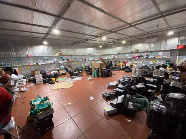 Theo nhận định của cơ quan chức năng, chủ của kho hàng là Trần Thành Phú, sinh năm 1992 có hộ khẩu thường trú tại Lào Cai cùng em gái của mình điều hành việc kinh doanh. Ảnh: Báo Bảo vệ pháp luật