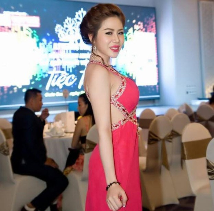 Bản thân Ánh Ngọc không chỉ là chủ công ty mỹ phẩm, spa lớn tại TP HCM mà còn là Hoa hậu Công sở 2016 ở Thái Lan và sở hữu Facebook cá nhân có hơn 334 ngàn follow.