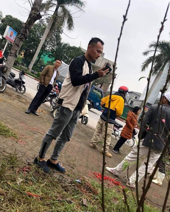 Trọng Hoàng ra chợ chọn mua đào ngày Tết.