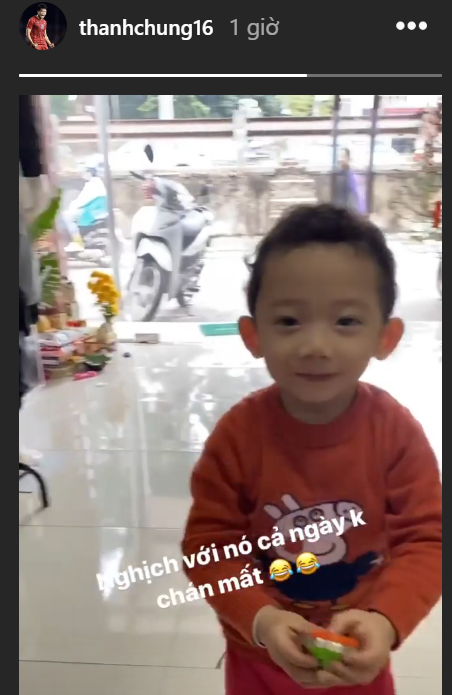 Trung vệ Thành Chung vui vẻ chơi đùa bên cháu trai khi trở về nhà đón Tết